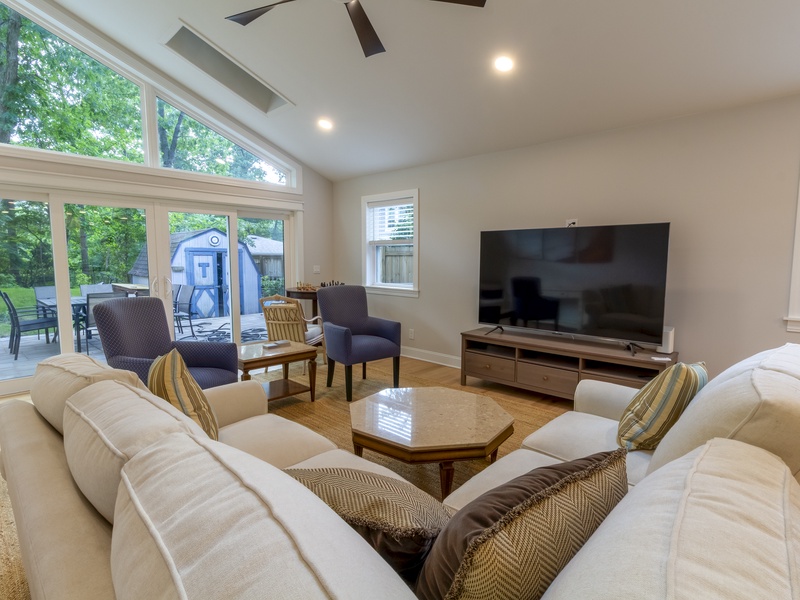 Lakewood Retreat-Living